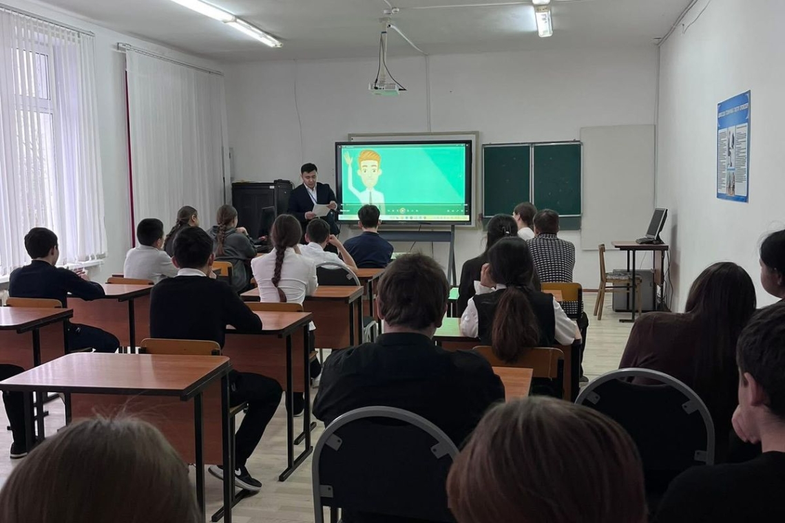 25 қараша күні Айыртау ауданы бойынша Мемлекеттік кірістер басқармасының бас мамандары КГУ “Лобанов орта мектебінің” 9-11 сынып оқушыларымен «Адал азамат» бағдарламасы аясында семинар өткізді.